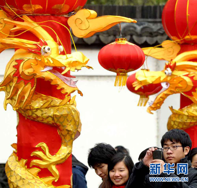“龍燈”亮相上海豫園燈會