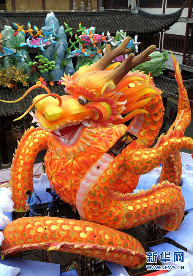“龍燈”亮相上海豫園燈會
