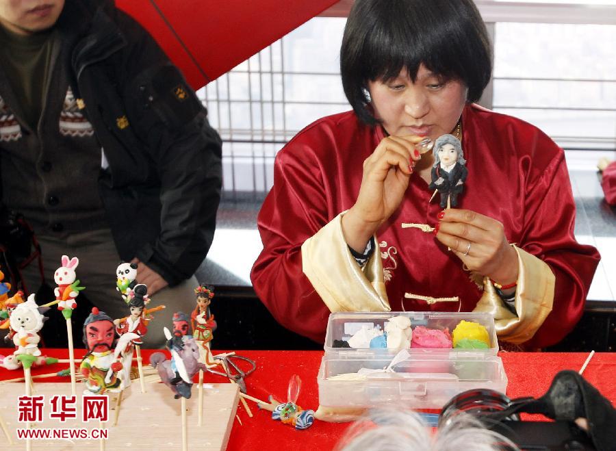 “龍騰祥云登金茂” 吸引八方游客來