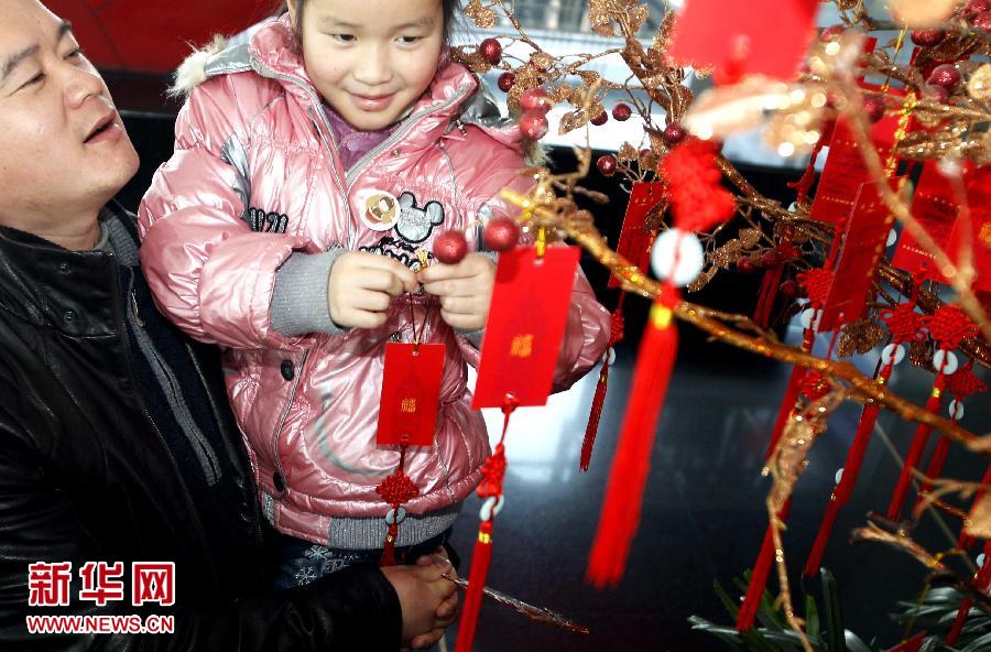 “龍騰祥云登金茂” 吸引八方游客來