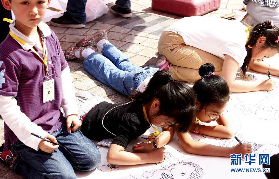 明珠塔下百米長卷繪輝煌<BR>