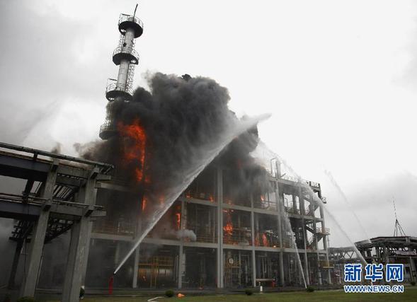 上海舉行危險化學品事故應急處置演練 啟動“安全生產月”