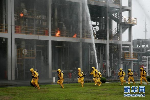 上海舉行危險(xiǎn)化學(xué)品事故應(yīng)急處置演練 啟動(dòng)“安全生產(chǎn)月”