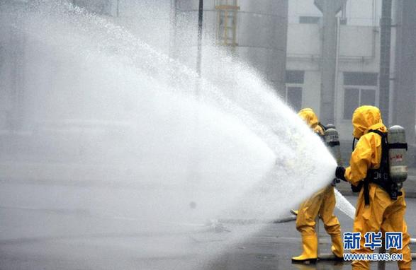 上海舉行危險化學品事故應急處置演練 啟動“安全生產月”