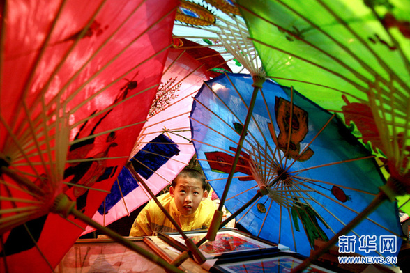 金山農(nóng)民畫家繪新作迎龍年