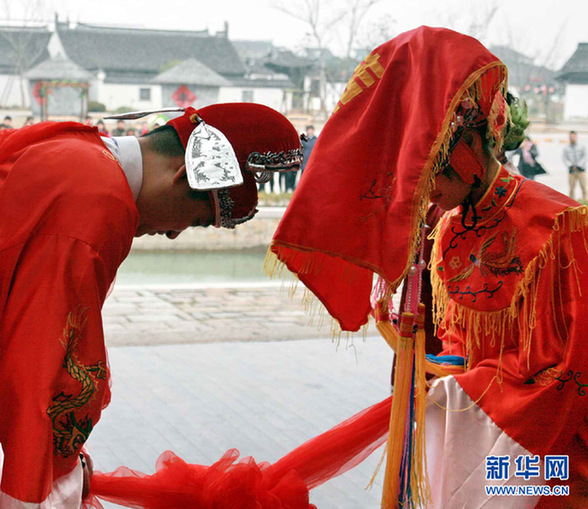 新人元旦感受江南民間婚俗韻味