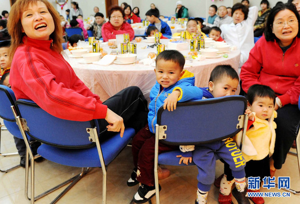 福利院的孩子們歡歌笑語過新年