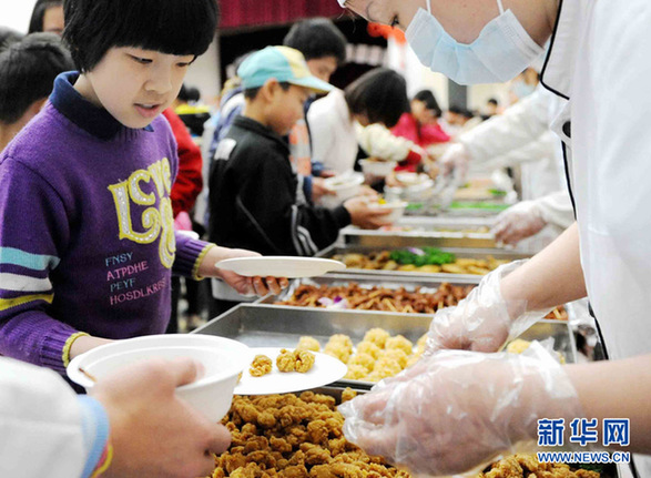 福利院的孩子們歡歌笑語過新年