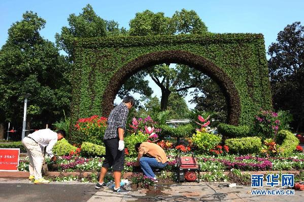 “雙節(jié)”將至 街頭節(jié)日氛圍濃