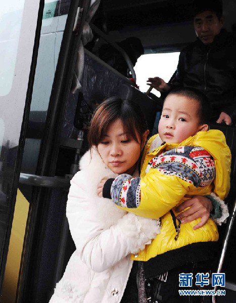 上海：各大長途客運(yùn)站迎來返滬客流高峰