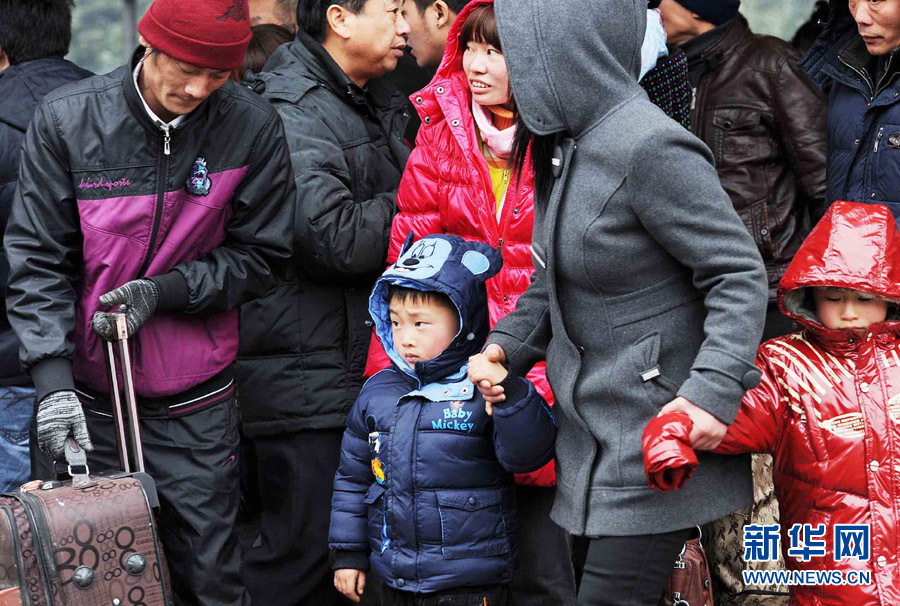 上海:各大長途客運站迎來返滬客流高峰