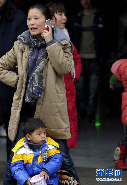 上海:雨中迎來節(jié)后返程首個(gè)高峰