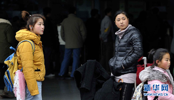 上海：雨中迎來節(jié)后返程首個(gè)高峰