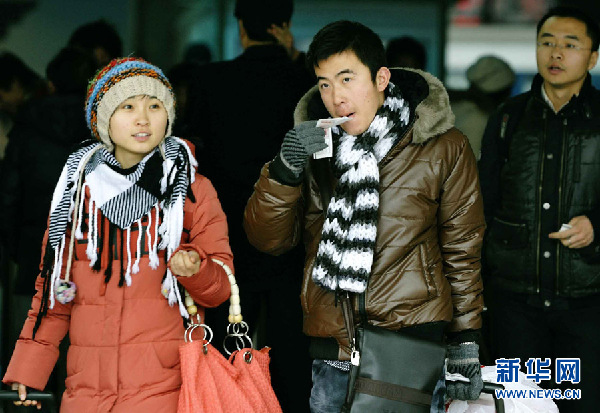 上海:雨中迎來節(jié)后返程首個(gè)高峰