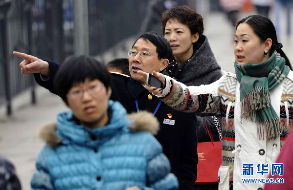 上海:雨中迎來節(jié)后返程首個(gè)高峰