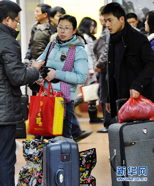 上海：雨中迎來節后返程首個高峰