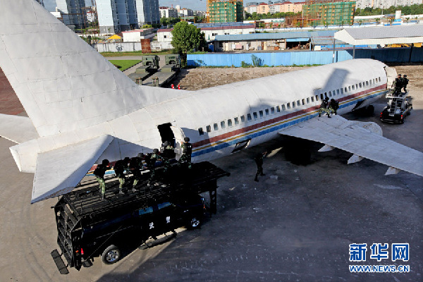 烈日下,武警上海總隊苦練反劫