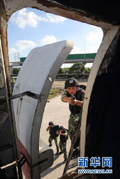 烈日下,武警上海總隊苦練反劫