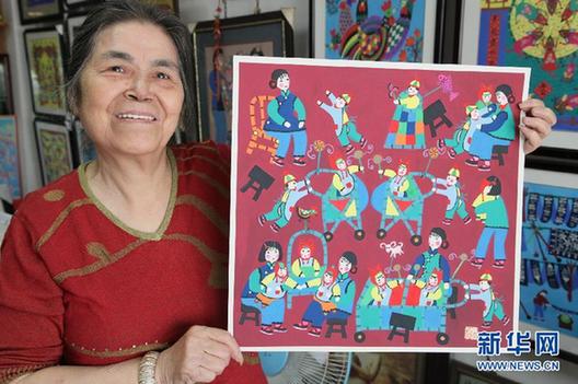 古稀金山農(nóng)民畫(huà)師創(chuàng)作新品迎接首個(gè)老年節(jié)