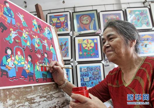 古稀金山農民畫師創作新品迎接首個老年節