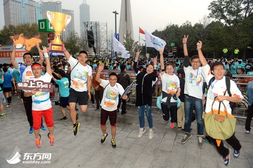 2014“上馬”雨中鳴槍 3萬5千人參賽創(chuàng)歷史新高