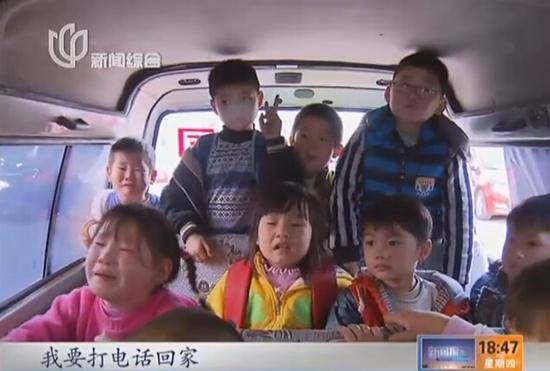 寶山一水果攤貨車當校車 8人座面包車塞下14人