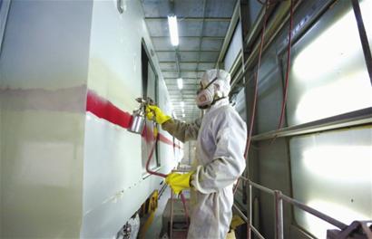 滬地鐵列車換“新衣”迎新年 3小時涂裝6層油漆