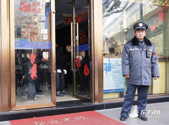 男子佯裝試戴搶走20克金項鏈 逃跑7小時后落網