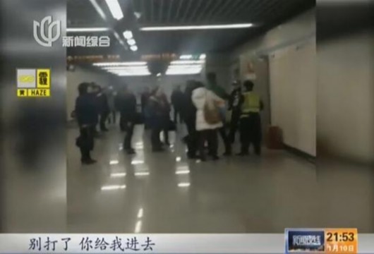 滬地鐵9號線安檢起沖突 男子打人后躺地耍無賴
