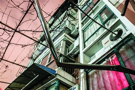 寶山一居民樓凌晨失火 10歲女孩爬窗墜樓身亡[圖]