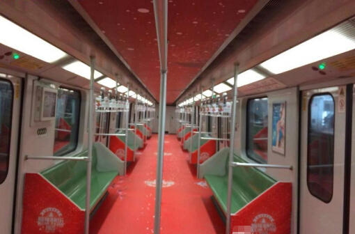 地鐵1號(hào)線現(xiàn)“新年車” 地鐵方證實(shí)系廣告裝飾