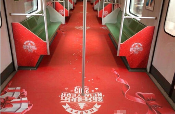 1號(hào)線車廂內(nèi)“新年快樂2015”原是廣告裝飾