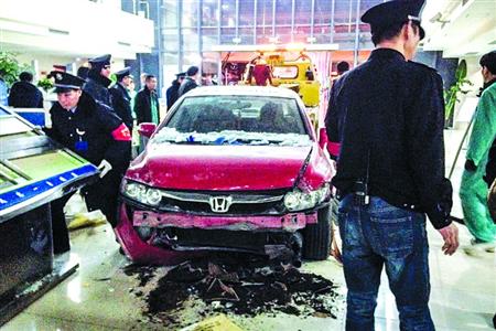 酒后駕車失控撞進醫院門診大廳 未造成人員受傷