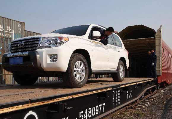 上海首趟自駕游專列春節開行 載55輛私家車去黃山