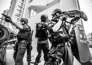 北上廣等地特警配“拐彎槍” 多國警方希望購買
