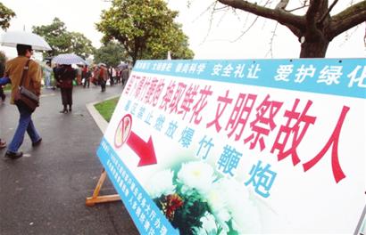 滬將立法嚴控煙花爆竹禁燃區 9萬多輛黃標車淘汰