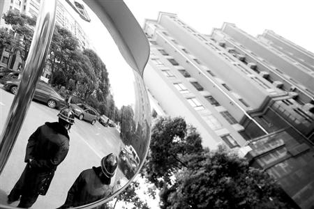 滬一小區上演搶車位大戰:“特勤安保”全天巡邏