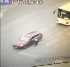 滬被拖行民警昨不治身亡 妻子下月即是預(yù)產(chǎn)期|圖