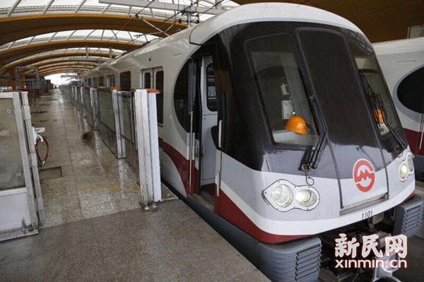 11號線迪士尼段列車今調試 迪士尼站近期裝修|圖