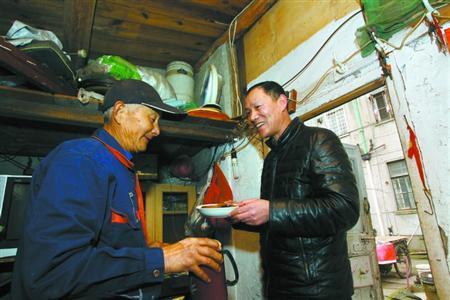 同一屋檐下 滬皖兩家人19年真情相助比親戚還親