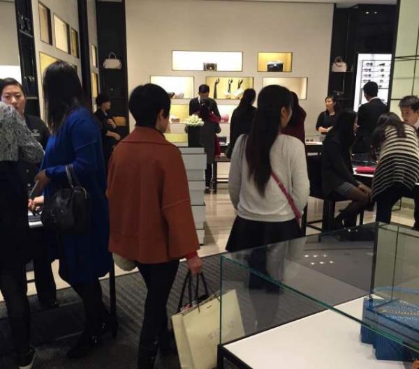 “奢侈品女王”香奈兒悄然降價 上海恒隆大媽掃貨