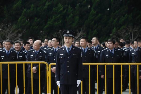 茆盛泉追悼會市民自發(fā)送行 公安部發(fā)唁電哀悼