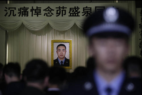 茆盛泉追悼會市民自發(fā)送行 公安部發(fā)唁電哀悼