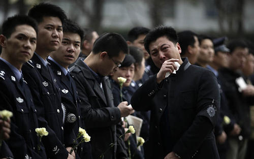 茆盛泉追悼會市民自發(fā)送行 公安部發(fā)唁電哀悼