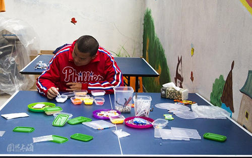 自閉癥日讓愛溫暖孤獨 星星的孩子不再孤單|圖