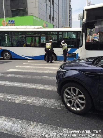 網(wǎng)友曝上海東昌路地陷 道路養(yǎng)護(hù)部門已到場開展搶修