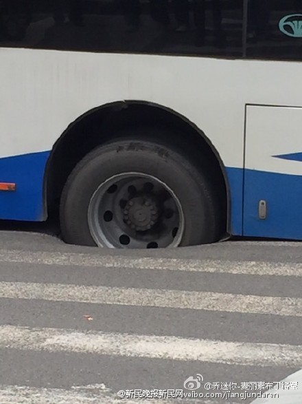 網(wǎng)友曝上海東昌路地陷 道路養(yǎng)護(hù)部門已到場開展搶修