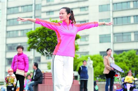 新上海外婆舞出嫵媚味道 男人看得目不轉(zhuǎn)睛