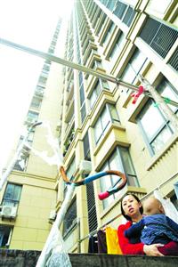 高空拋物這些都敢扔:菜刀 甲魚(yú) 啤酒瓶 折疊床