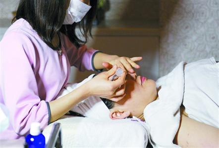 整容八卦:七八年前做的胸假體平躺游移到腋窩